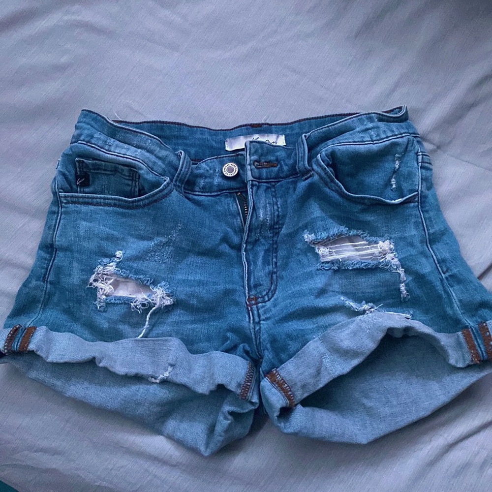 im trying to sell this pair of shorts, they are very comfy and in style :)